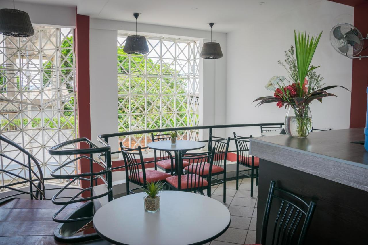 Hostal "Centrika" Tarapoto Esterno foto